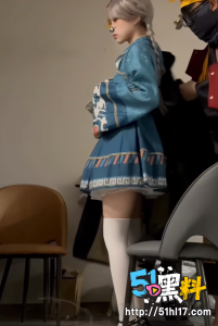 万圣节可爱小僵尸趴在椅子上被道士爆操  掐喉窒息无套内射