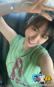 看着外表挺清纯的妹子 脱了衣服骚的不像话 白虎粉穴汁水泛滥成灾  画面感十足