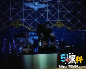 KTV包厢内玩换妻游戏 风韵少妇被花式抽插 淫乱的4P场景十分壮观