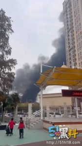 湖北荆州应急翼龙无人机 坠落沙市区奥体中心 周围的人都吓懵了！