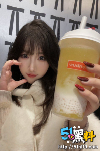 推特博主酣睡小熊 半夜被大哥拉出来调教 抚媚的眼神加上性感肥臀令人感到窒息！