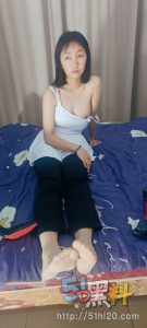 贫困女大学生奶妮视频合集 被中年大叔包养在出租屋 用骚脚和小嘴给爸爸服务！