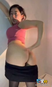 抖音30W粉丝美少妇 豹什么豹 身穿性感开档黑丝骚到极致！