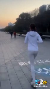 浙江母狗周畅婷 早晨环城湖带跳蛋跑步 身体痉挛颤抖极度诱惑！