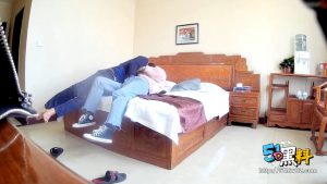 上海外语翻译学院匡威女孩 被老师无套强推狂插 “老师求求你放过我”