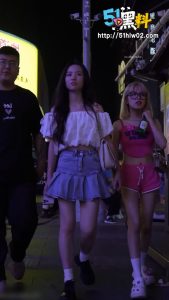 年末黄金期广场抄底偷拍！各色极品美女春光乍泄 御姐萝莉短裙少妇一网打尽！