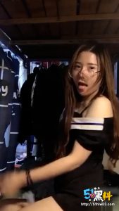 武汉服装学院刘宝妍 宿舍偷偷揉奶自慰直播 这样的妹子一定很抗干吧！