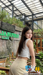 杭州大学生刘雅欣 面对男友的巨根从容有度挺着屁股被后入打桩 白嫩的美腿极具诱惑！