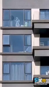 合肥小情侣追求刺激 大白天在落地窗后入 楼下围观群众纷纷呐喊加油！