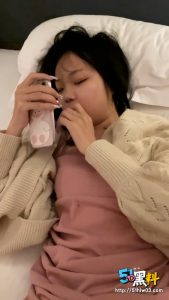 广东大神约操大学精神小妹 一边被哥哥操着一边给闺蜜打电话 抽插的刺激爽的都不敢娇喘！