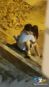 东莞城市学院大瓜！金融22届黎配潼女生宿舍楼后野战 被饥渴学姐偷拍全过程！