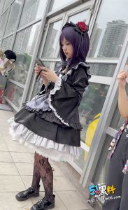 动漫展抄底偷拍 完美肥臀coser 穿着黑丝性感诱人 外形饱满真想来一发啊！