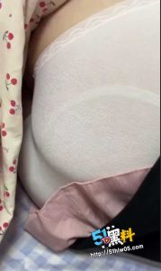 海角姐弟乱伦 出差归来急迫找表姐泄欲 爽的表姐直喊：爸爸使劲干我！