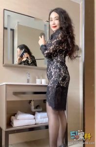 出租屋乱伦岳母！黑丝配旗袍让人小鹿乱撞 风韵的岳母让人沉沦！