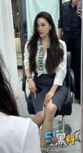 抖音御姐C姨性感的衣裙展示绝美身材 后入被操的连连求饶～