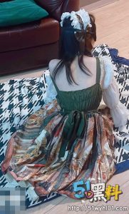 「兄妹乱伦」来自亲妹洛丽塔的诱惑 性感的美腿配白丝真的绝了！