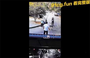 武汉市，外卖小哥送外卖随身携带管制刀具，与小区邻居发生冲突，居然拔刀追杀！