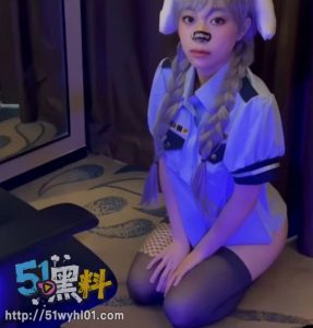 创口贴女孩COS女警花 耐心口交主动上位骑乘 这勾引人的眼神好喜欢！