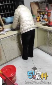 探花一边手机聊骚一边与少妇激战 这样的少妇也很有韵味～