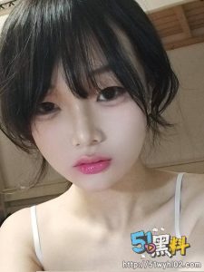 双马尾萝莉妹的紧致服务 乖巧可爱翘臀饱满 跪在地上任人摆布