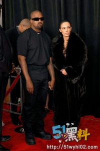 侃爷和Bainca Censori 格莱美红毯 极简的透视装轰动现场～