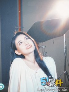 蒋依依化身麻辣教师引诱男同学 黑丝短裙让人爱不释手！