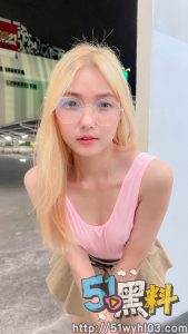 推特女神级网红户外真空露出！大街上塞着高频率跳蛋寸步难行～