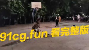 大妈为了跳广场舞跟男大生打架 #跌倒