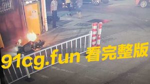 电瓶车骑到一半突然起火 美女吓的跳车 #自燃