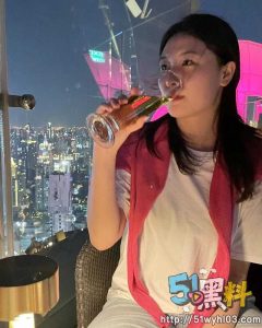 冷艳学妹旅游私拍曝光！果然只是表面冷艳！私下里淫荡极了～