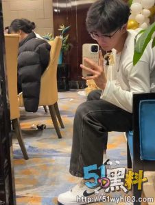 盘锦男大王庸昊酒吧激情性爱！旁若无人宛若在自己家！这是嗑药了？