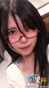 清纯眼镜娘被大哥调教！一脸欲求不满的样子太色了～