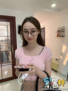 少女被摄影师哄骗拍大尺度写真 没想到她的身材还挺不错嘛