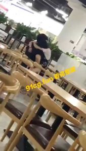 广州华立学院饭堂 饥渴男女现场表演 啪啪啪