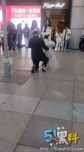 广西南宁网红浪漫求婚 女方意外当众羞辱