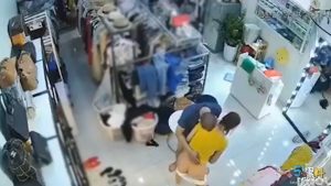 服装少妇深夜看店遭持刀歹徒  色诱脱裤配合式自救