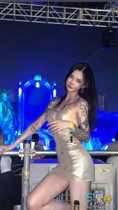 夜班女王不仅火辣身材 玩鸟技术也一流