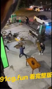 街头冲突 凳子 对战 关公刀？ #打架