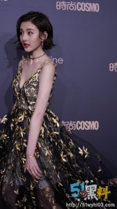 性感女明星宋祖儿机场真空装 被网友拍下胸部不断跳动