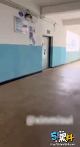 初中真开放上体育课去厕所偷情！差点被巡逻老师发现