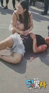 精神小伙在街头多人干架 场面极度的暴力血腥！