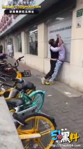 中国人才是战斗民族！小伙当街暴打黑鬼头破血流