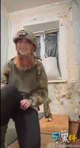 乌克兰女兵在战争上用炮弹自慰！真会玩不怕爆炸