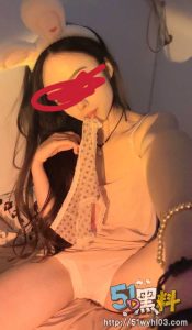 身材苗条女友与男友床上自拍曝光！硬让男友舔鲍鱼