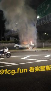 深圳凌晨突发火烧车 画面太触目惊心