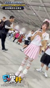 偷拍大神抄底jK制服小萝莉！白色胖次应该粉粉嫩