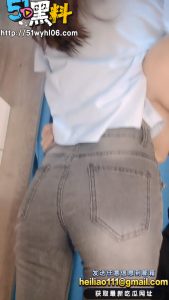 刚结婚的嫂子太撩人！紧身牛仔裤裹不住蜜桃臀，勾人到想犯罪！