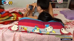 00后情侣出租屋激情互动，床上声浪震耳欲聋！