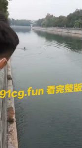 惊!!北京故宫有人落水
