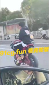 卧槽 这年轻人  好像个傻狗 #摔车